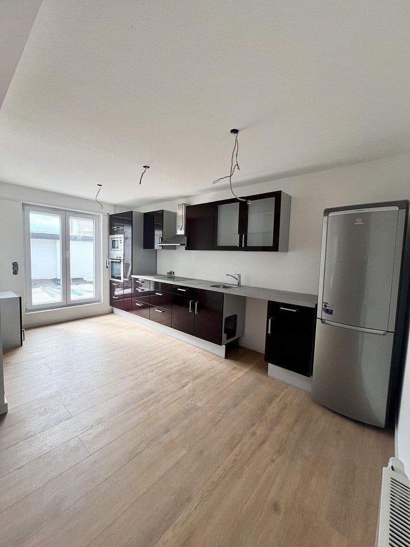 Prenájom bytu 4-izbový 149 m², Brühl, Bádensko-Wurttembersko Prenájom bytu 4-izbový 149 m², Brühl, Bádensko-Wurttembersko