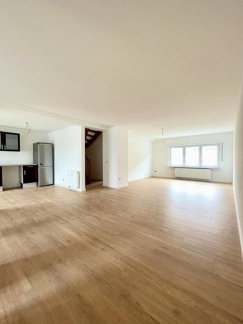 Prenájom bytu 4-izbový 149 m², Brühl, Bádensko-Wurttembersko Prenájom bytu 4-izbový 149 m², Brühl, Bádensko-Wurttembersko