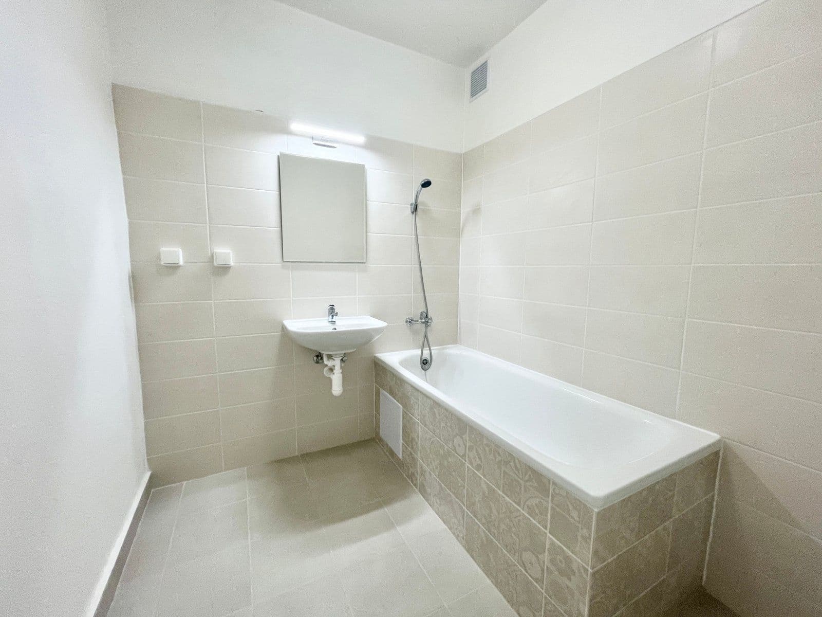 Prenájom bytu 2-izbový 58 m², Československé armády, Frýdek-Místek, Moravskoslezský kraj Prenájom bytu 2-izbový 58 m², Československé armády, Frýdek-Místek, Moravskoslezský kraj