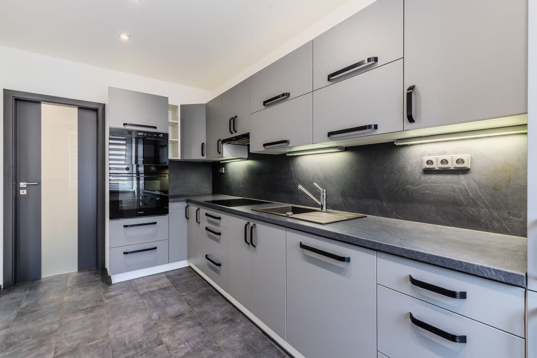 Prenájom bytu 2-izbový 67 m², gen. Píky, Kladno, Středočeský kraj Prenájom bytu 2-izbový 67 m², gen. Píky, Kladno, Středočeský kraj