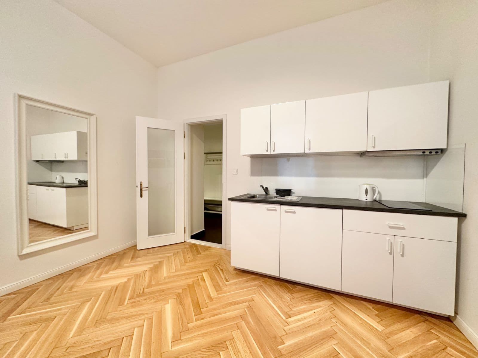 Prenájom bytu 1-izbový 37 m², Šimáčkova, Praha, Praha Prenájom bytu 1-izbový 37 m², Šimáčkova, Praha, Praha