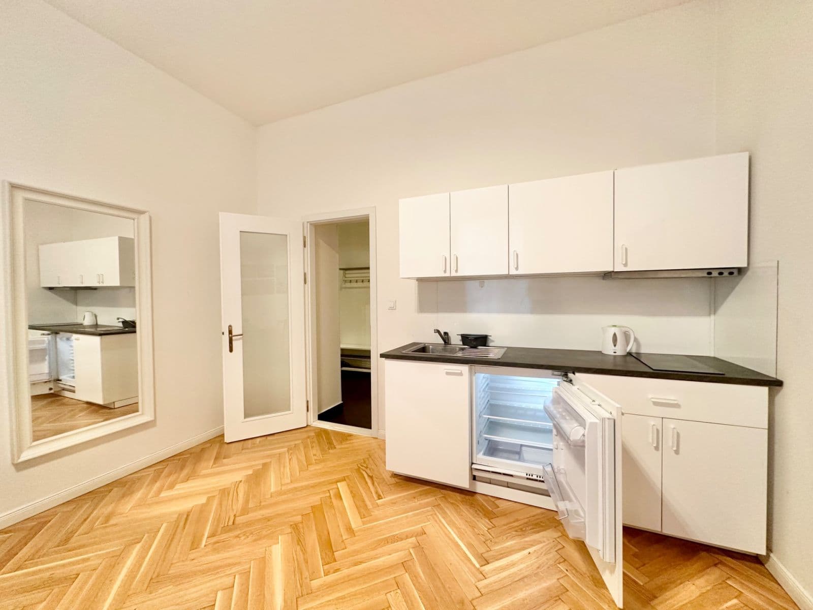 Prenájom bytu 1-izbový 37 m², Šimáčkova, Praha, Praha Prenájom bytu 1-izbový 37 m², Šimáčkova, Praha, Praha