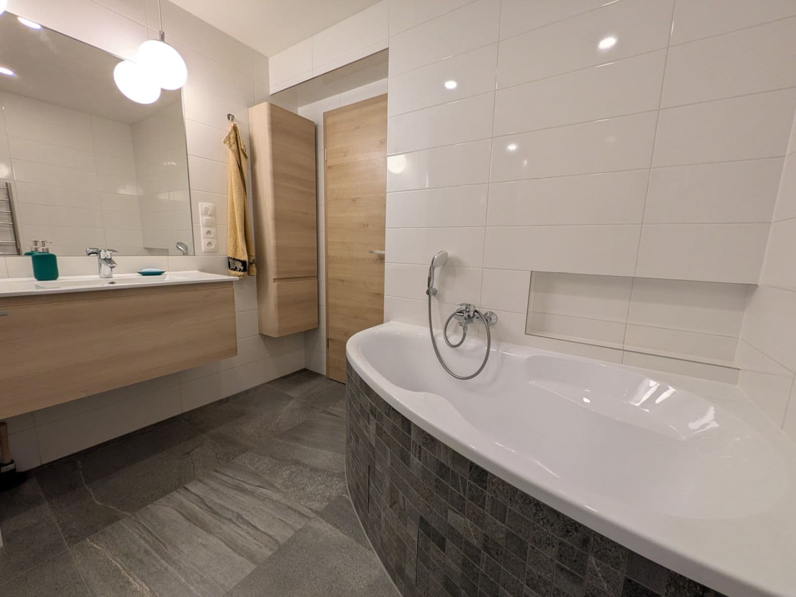 Prenájom bytu 3-izbový 73 m², Evropská, Praha, Praha Prenájom bytu 3-izbový 73 m², Evropská, Praha, Praha
