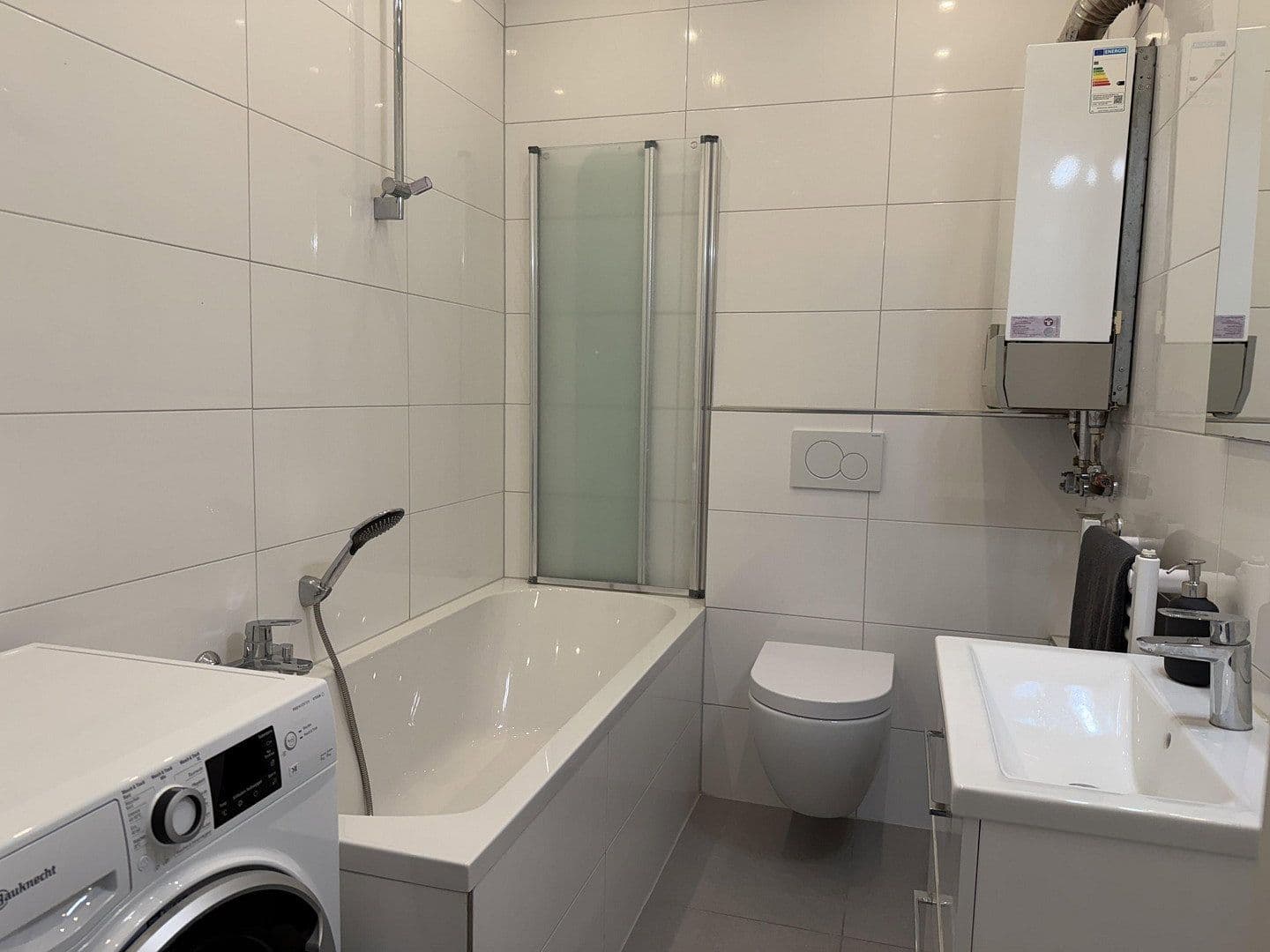 Prenájom bytu 2-izbový 60 m², Röhrenstraße 1, Düsseldorf, Severné Porýnie - Westfálsko Prenájom bytu 2-izbový 60 m², Röhrenstraße 1, Düsseldorf, Severné Porýnie - Westfálsko