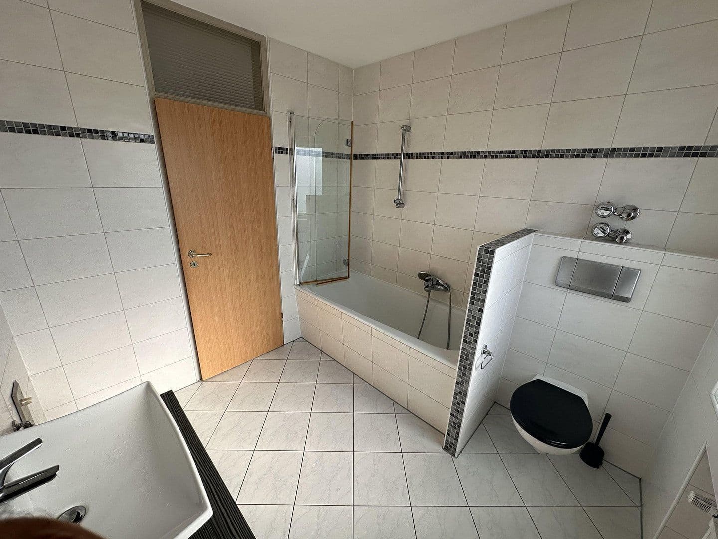 Prenájom bytu 3-izbový 89 m², Solinger Str. 139, Langenfeld (Rheinland), Severné Porýnie - Westfálsko Prenájom bytu 3-izbový 89 m², Solinger Str. 139, Langenfeld (Rheinland), Severné Porýnie - Westfálsko