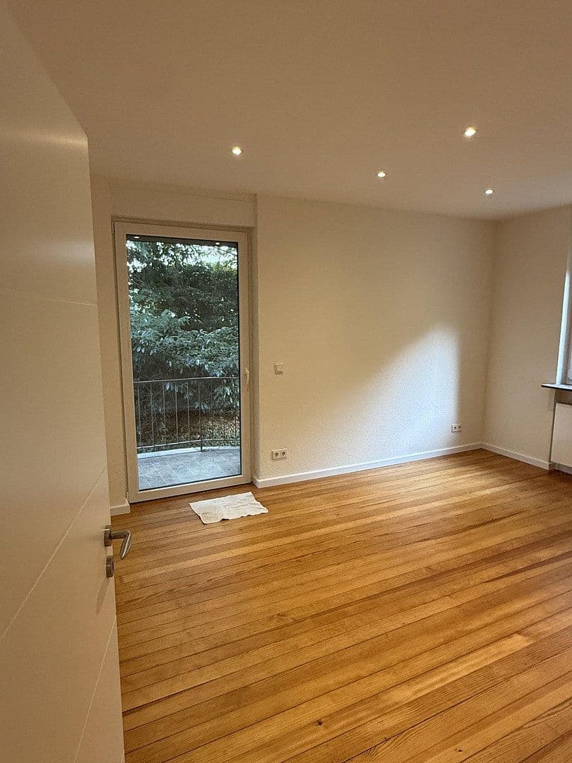 Prenájom bytu 4-izbový 90 m², Saarbrücken, Sársko Prenájom bytu 4-izbový 90 m², Saarbrücken, Sársko