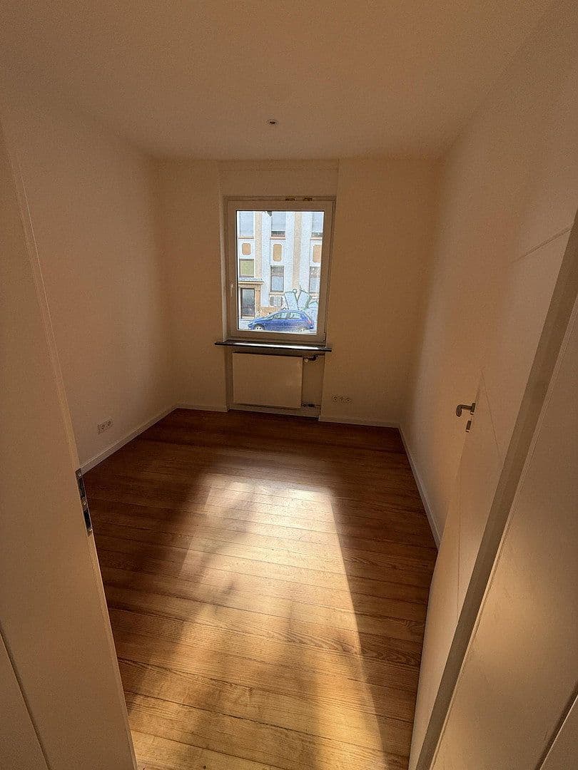 Prenájom bytu 4-izbový 90 m², Saarbrücken, Sársko Prenájom bytu 4-izbový 90 m², Saarbrücken, Sársko