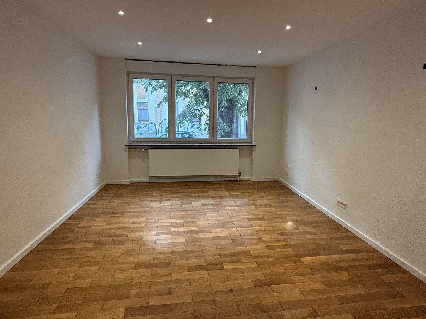 Prenájom bytu 4-izbový 90 m², Saarbrücken, Sársko Prenájom bytu 4-izbový 90 m², Saarbrücken, Sársko