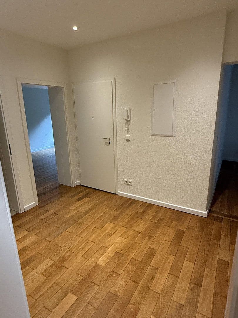 Prenájom bytu 4-izbový 90 m², Saarbrücken, Sársko Prenájom bytu 4-izbový 90 m², Saarbrücken, Sársko
