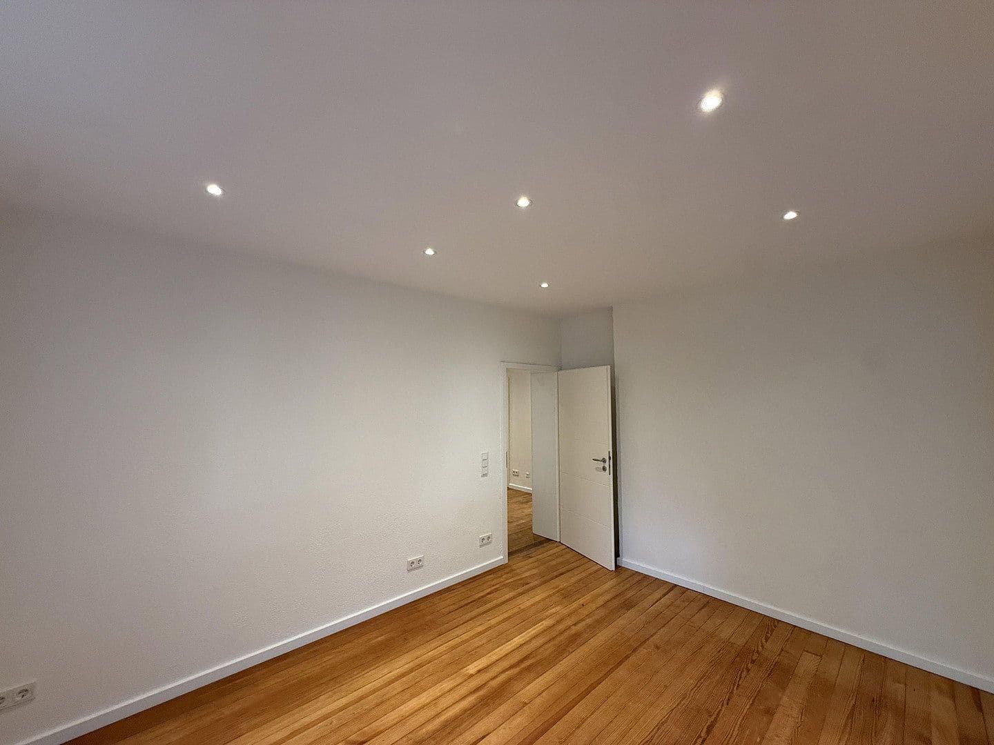 Prenájom bytu 4-izbový 90 m², Saarbrücken, Sársko Prenájom bytu 4-izbový 90 m², Saarbrücken, Sársko