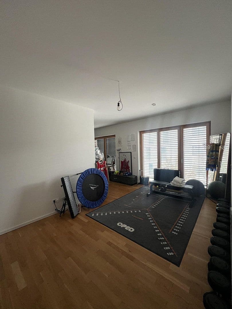 Prenájom bytu 3-izbový 145 m², Krachtstr., Berlin, Berlín Prenájom bytu 3-izbový 145 m², Krachtstr., Berlin, Berlín