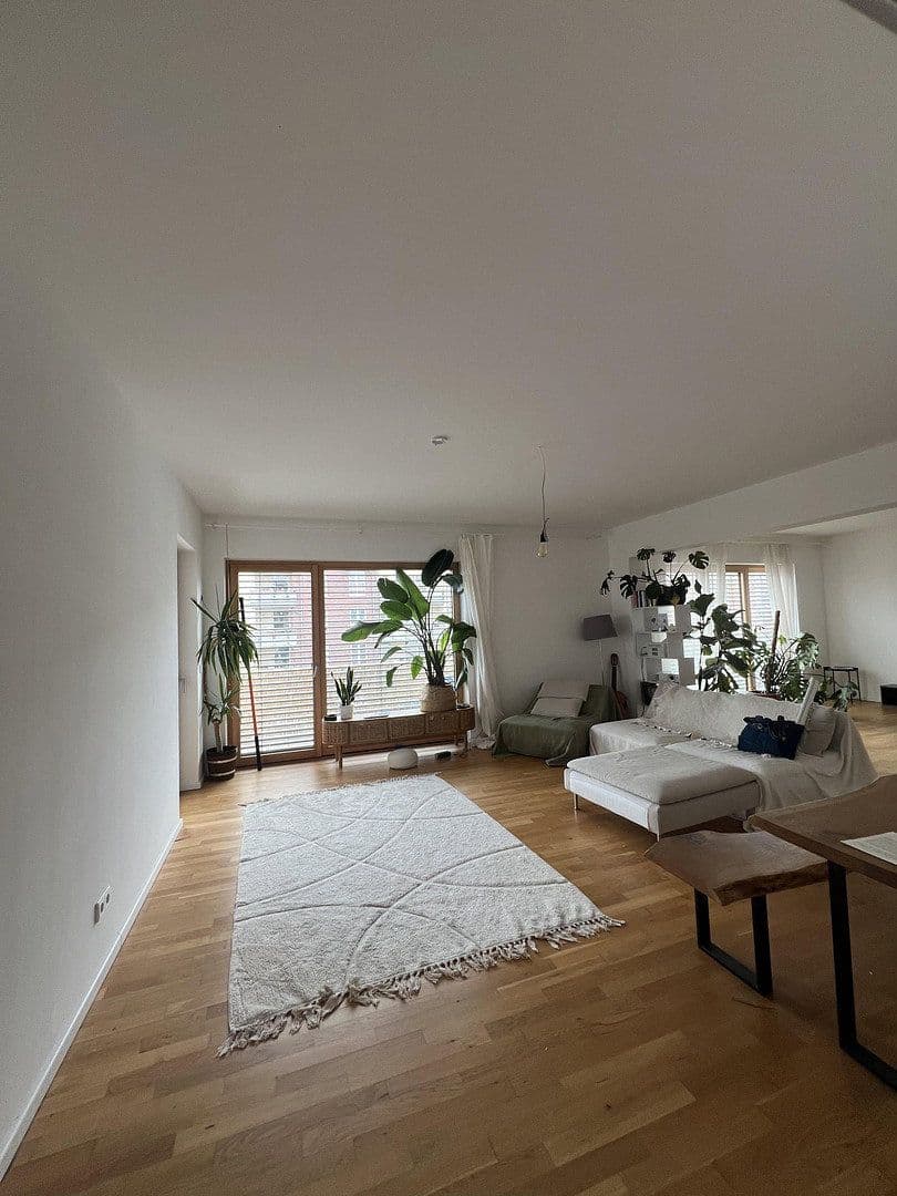 Prenájom bytu 3-izbový 145 m², Krachtstr., Berlin, Berlín Prenájom bytu 3-izbový 145 m², Krachtstr., Berlin, Berlín