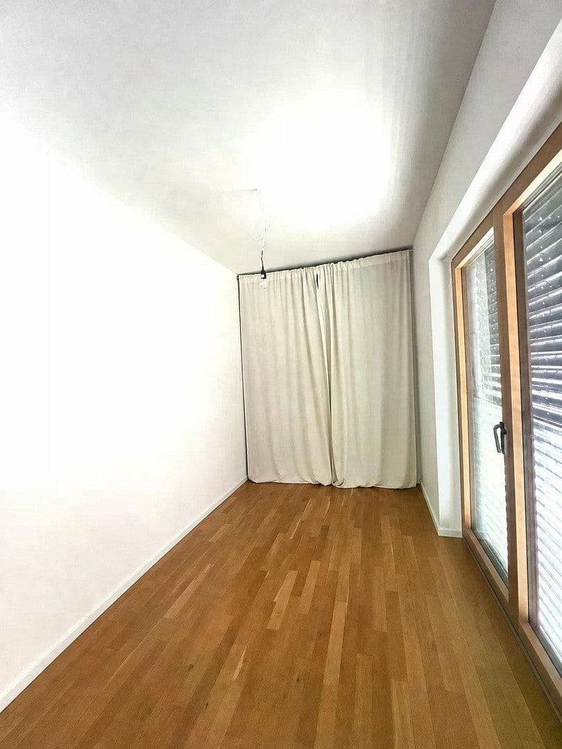 Prenájom bytu 3-izbový 145 m², Krachtstr., Berlin, Berlín Prenájom bytu 3-izbový 145 m², Krachtstr., Berlin, Berlín