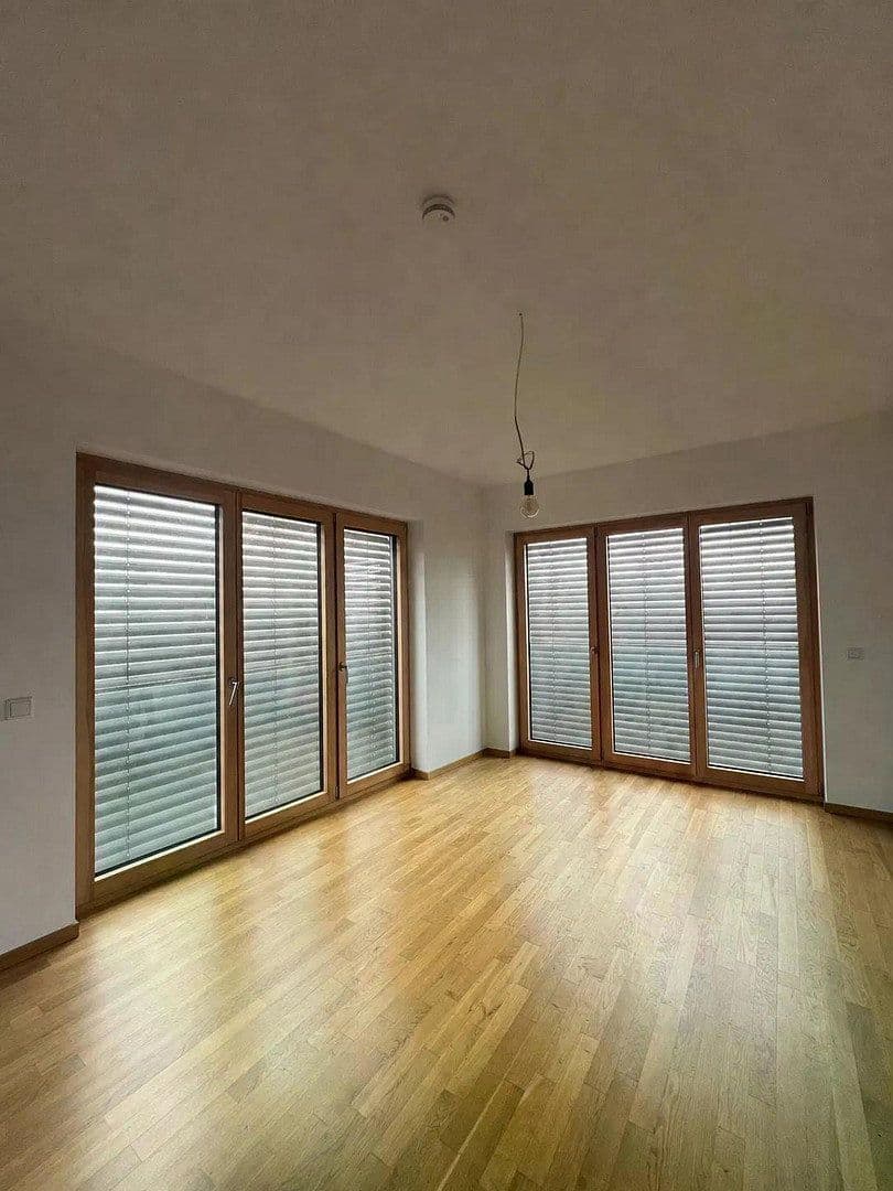 Prenájom bytu 3-izbový 145 m², Krachtstr., Berlin, Berlín Prenájom bytu 3-izbový 145 m², Krachtstr., Berlin, Berlín