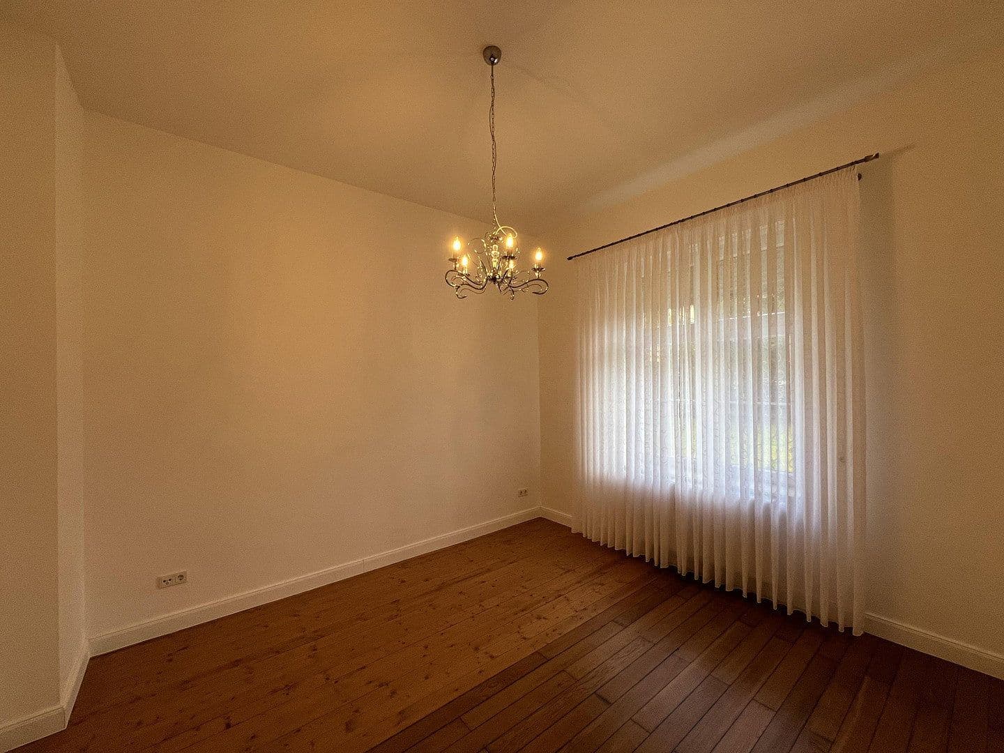 Prenájom bytu 3-izbový 150 m², Hattinger Str. 867, Bochum, Severné Porýnie - Westfálsko Prenájom bytu 3-izbový 150 m², Hattinger Str. 867, Bochum, Severné Porýnie - Westfálsko