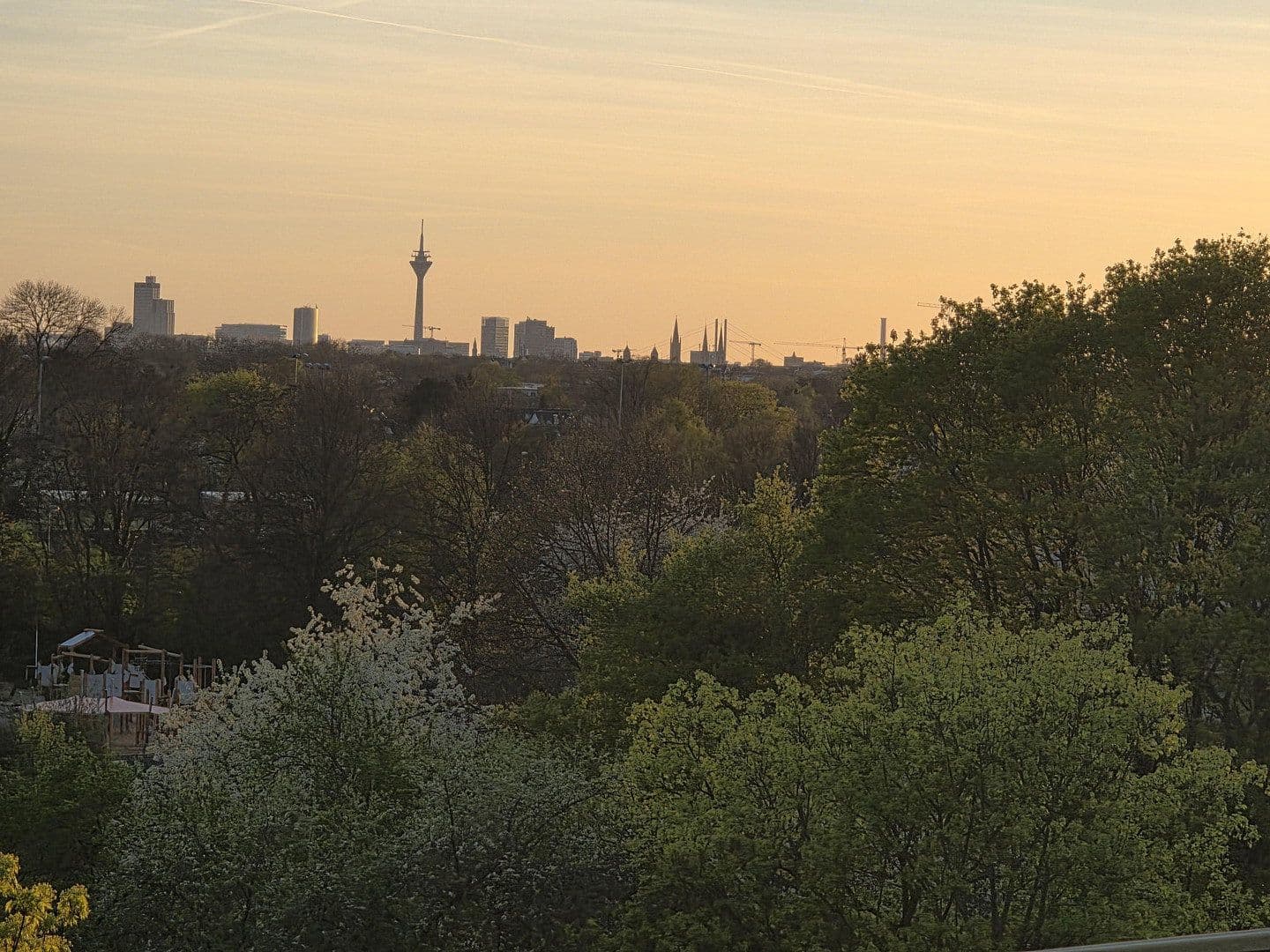 Prenájom bytu 3-izbový 93 m², Josef-Neuberger-Straße 26, Düsseldorf, Severné Porýnie - Westfálsko Prenájom bytu 3-izbový 93 m², Josef-Neuberger-Straße 26, Düsseldorf, Severné Porýnie - Westfálsko