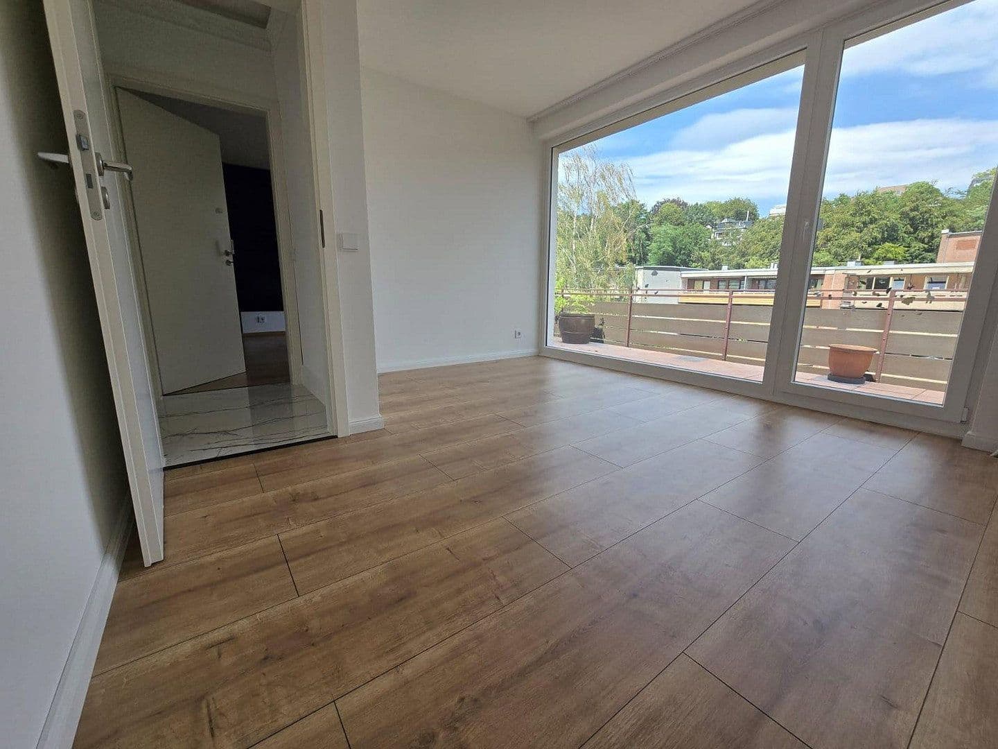 Prenájom bytu 3-izbový 93 m², Josef-Neuberger-Straße 26, Düsseldorf, Severné Porýnie - Westfálsko Prenájom bytu 3-izbový 93 m², Josef-Neuberger-Straße 26, Düsseldorf, Severné Porýnie - Westfálsko