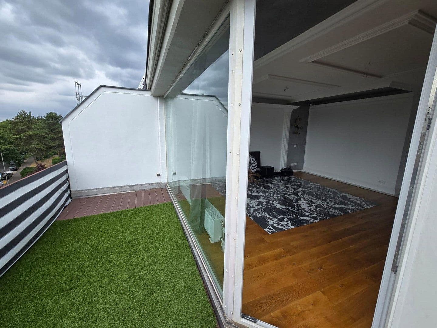 Prenájom bytu 3-izbový 93 m², Josef-Neuberger-Straße 26, Düsseldorf, Severné Porýnie - Westfálsko Prenájom bytu 3-izbový 93 m², Josef-Neuberger-Straße 26, Düsseldorf, Severné Porýnie - Westfálsko