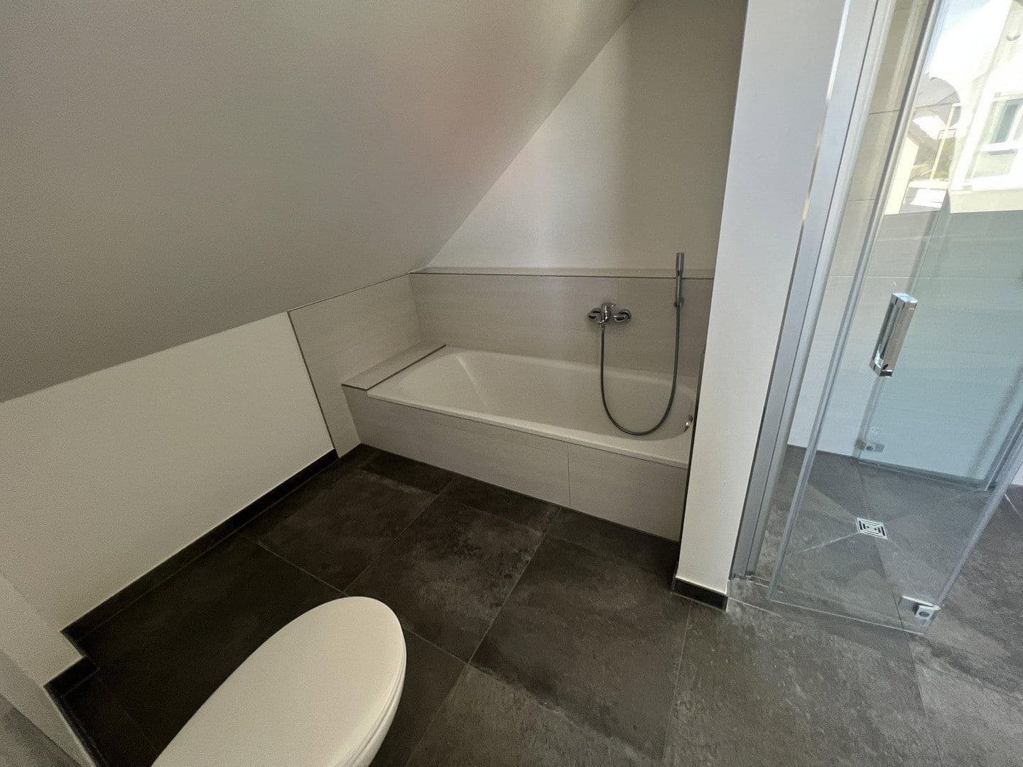 Predaj domu 200 m², pozemok 555 m², Niederkleener Strasse 27, Langgöns, Hesensko Predaj domu 200 m², pozemok 555 m², Niederkleener Strasse 27, Langgöns, Hesensko