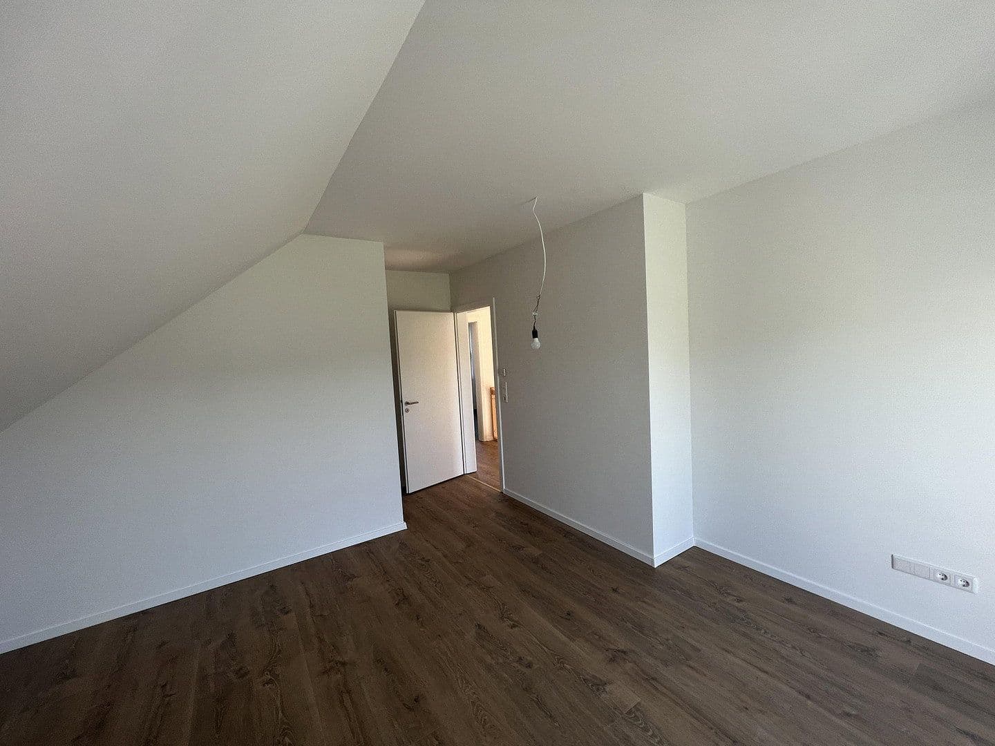 Predaj domu 200 m², pozemok 555 m², Niederkleener Strasse 27, Langgöns, Hesensko Predaj domu 200 m², pozemok 555 m², Niederkleener Strasse 27, Langgöns, Hesensko