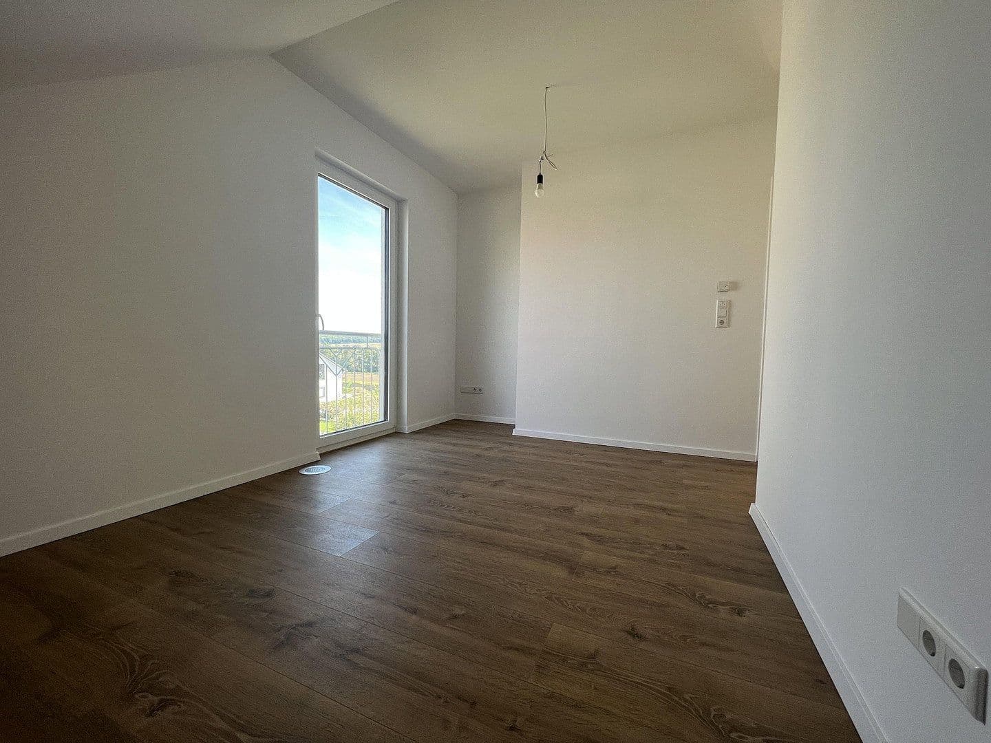 Predaj domu 200 m², pozemok 555 m², Niederkleener Strasse 27, Langgöns, Hesensko Predaj domu 200 m², pozemok 555 m², Niederkleener Strasse 27, Langgöns, Hesensko