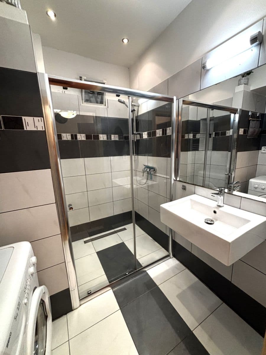 Prenájom bytu 2-izbový 43 m², Tolstého, Praha, Praha Prenájom bytu 2-izbový 43 m², Tolstého, Praha, Praha