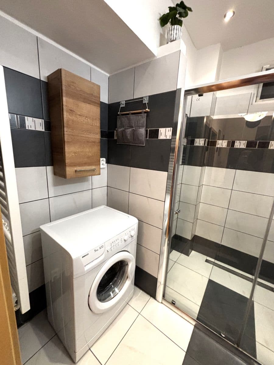 Prenájom bytu 2-izbový 43 m², Tolstého, Praha, Praha Prenájom bytu 2-izbový 43 m², Tolstého, Praha, Praha
