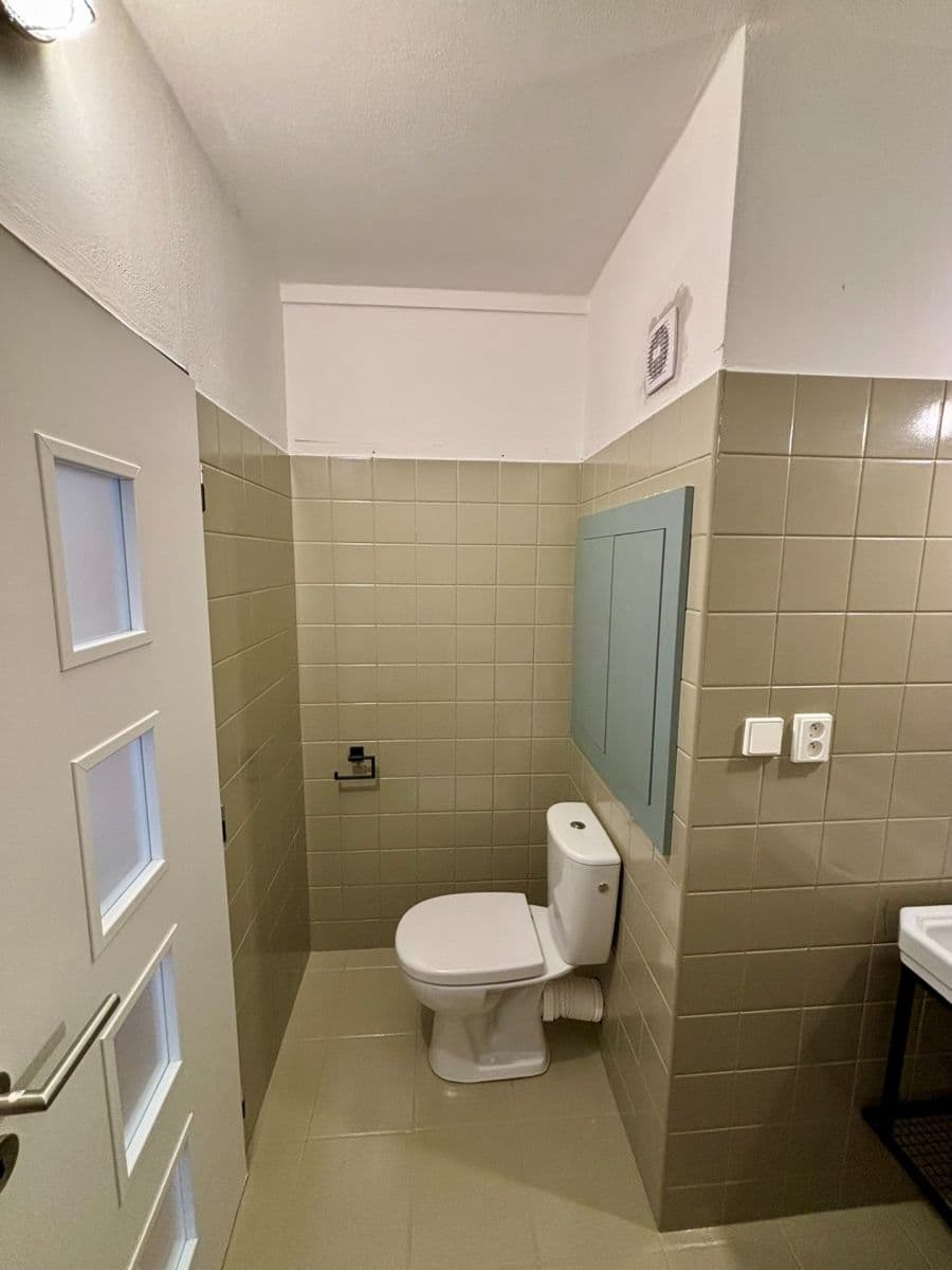 Prenájom bytu 2-izbový 42 m², Ciolkovského, Praha, Praha Prenájom bytu 2-izbový 42 m², Ciolkovského, Praha, Praha