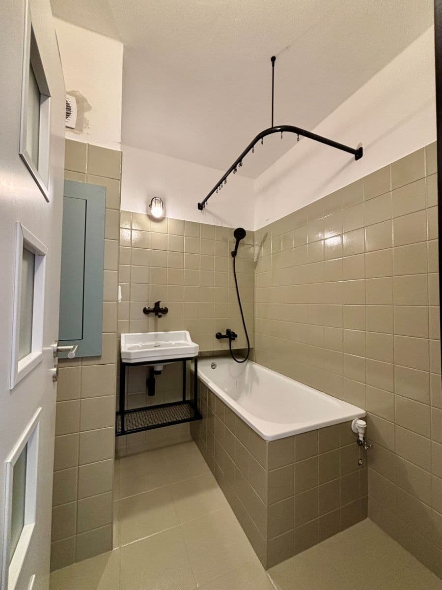 Prenájom bytu 2-izbový 42 m², Ciolkovského, Praha, Praha Prenájom bytu 2-izbový 42 m², Ciolkovského, Praha, Praha