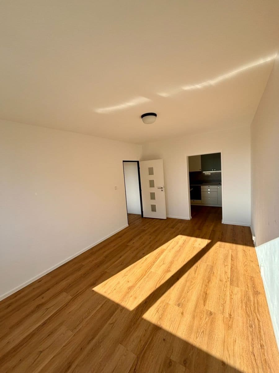 Prenájom bytu 2-izbový 42 m², Ciolkovského, Praha, Praha Prenájom bytu 2-izbový 42 m², Ciolkovského, Praha, Praha