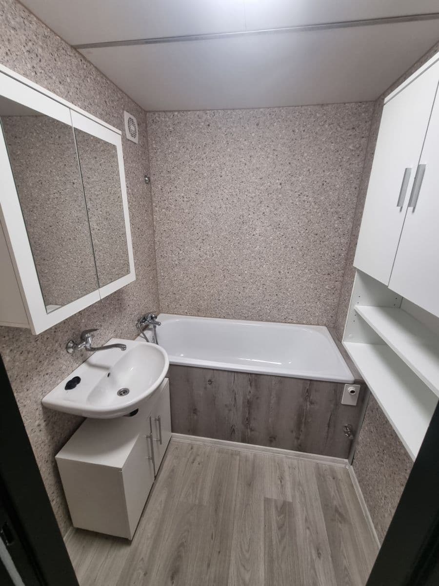 Prenájom bytu 3-izbový 63 m², Hněvkovského, Praha, Praha Prenájom bytu 3-izbový 63 m², Hněvkovského, Praha, Praha