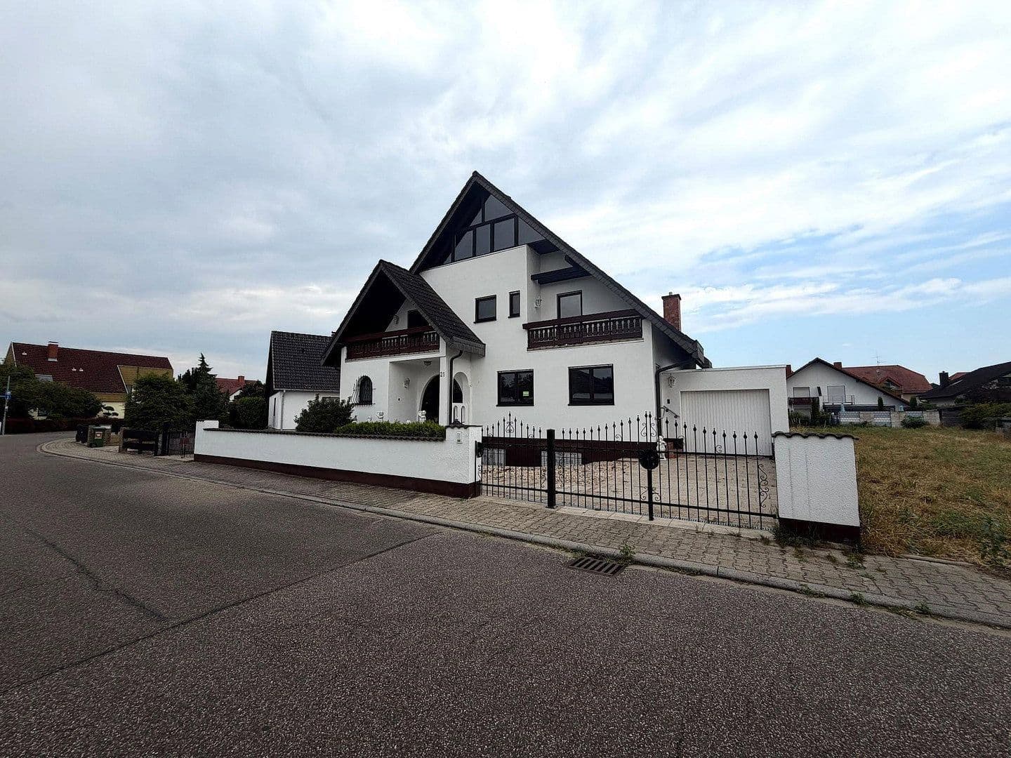 Predaj domu 220 m², pozemok 573 m², Kirchfeldring 21, Altlußheim, Bádensko-Wurttembersko Predaj domu 220 m², pozemok 573 m², Kirchfeldring 21, Altlußheim, Bádensko-Wurttembersko
