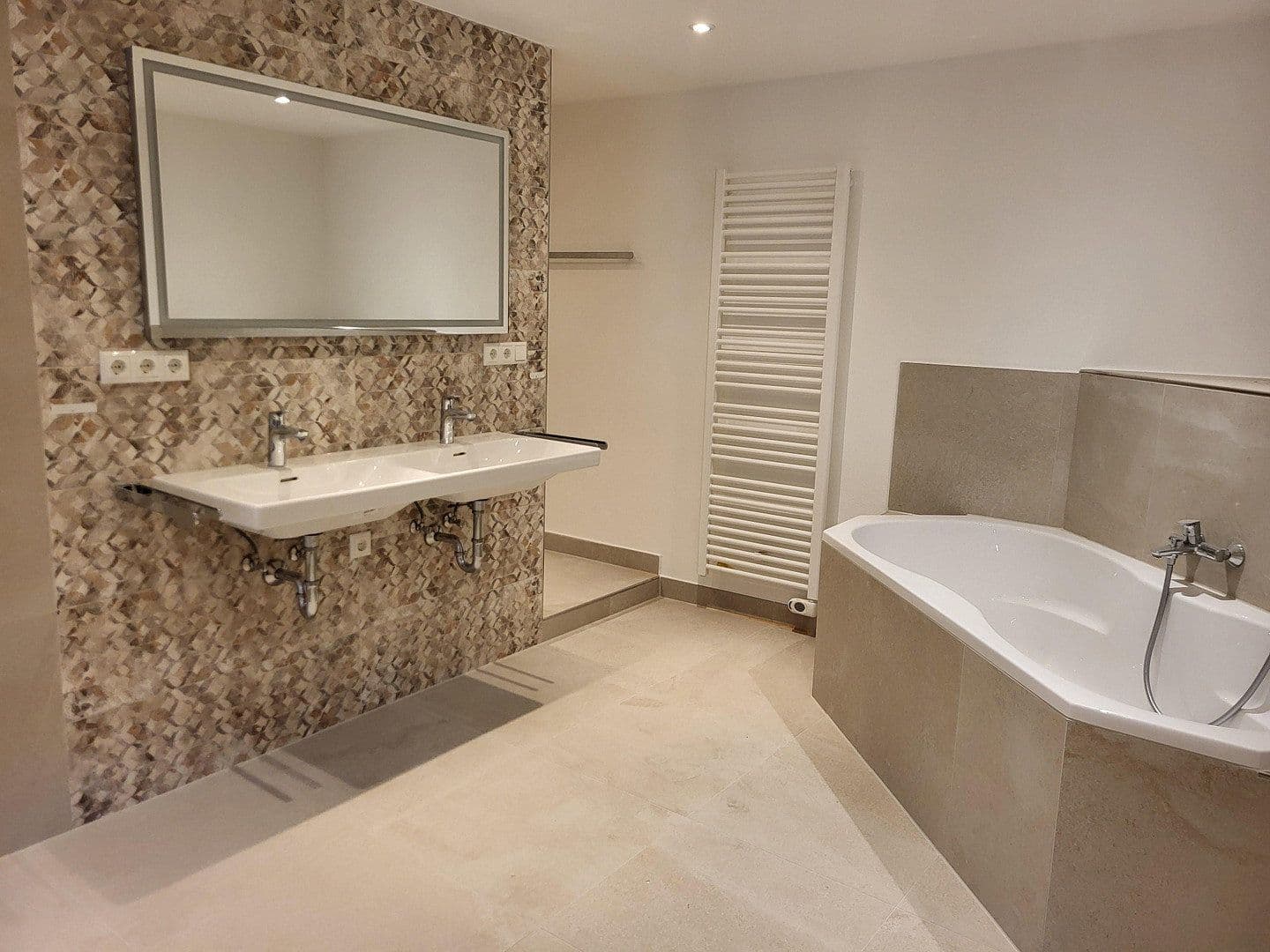 Prenájom bytu 305 m², Oberhausen, Bavorsko Prenájom bytu 305 m², Oberhausen, Bavorsko