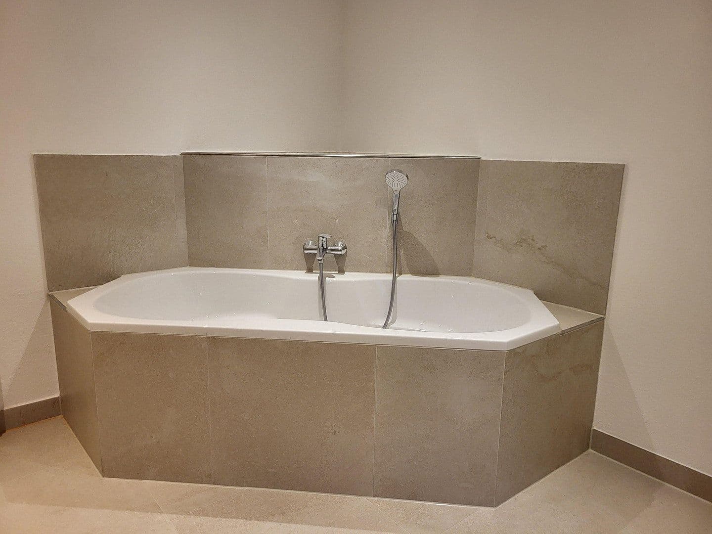 Prenájom bytu 305 m², Oberhausen, Bavorsko Prenájom bytu 305 m², Oberhausen, Bavorsko