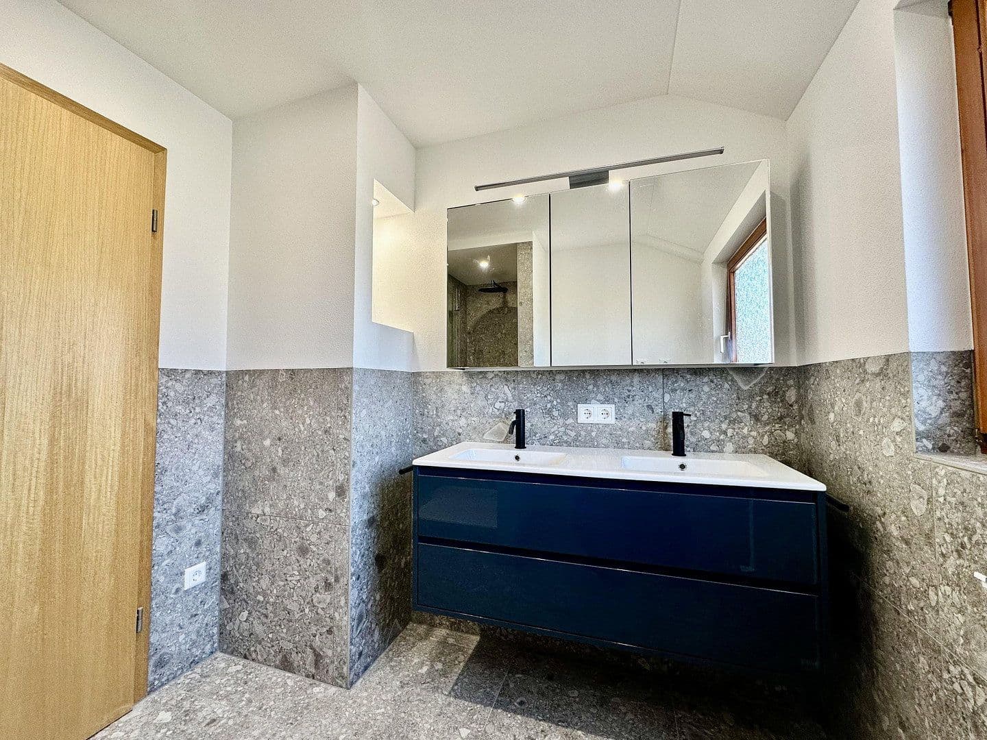 Prenájom bytu 1-izbový 91 m², Aichtal, Bádensko-Wurttembersko Prenájom bytu 1-izbový 91 m², Aichtal, Bádensko-Wurttembersko
