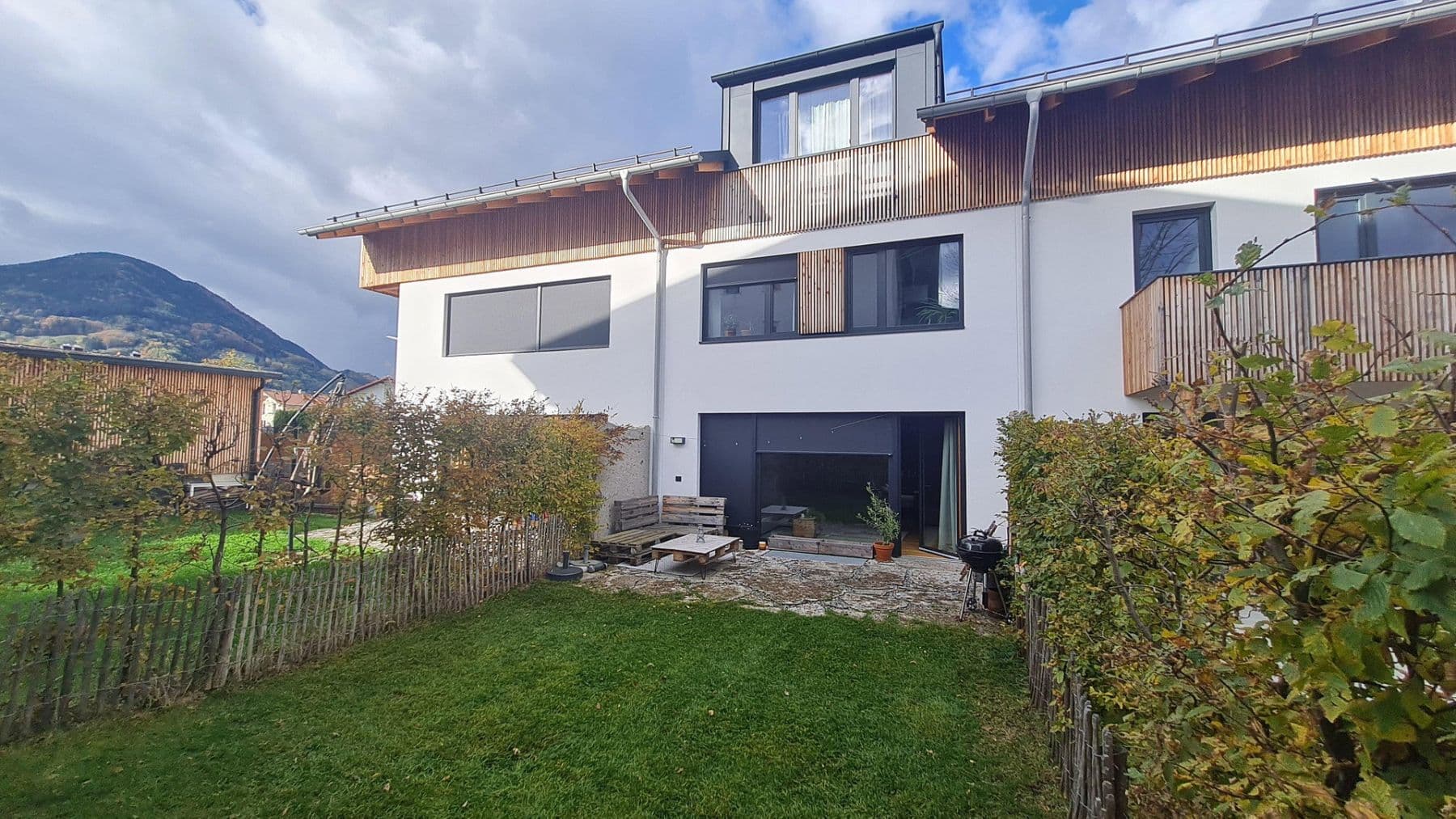 Prenájom domu 150 m², pozemok 160 m², Rosenheimer Str. 72b, Branneburg, Bavorsko Prenájom domu 150 m², pozemok 160 m², Rosenheimer Str. 72b, Branneburg, Bavorsko