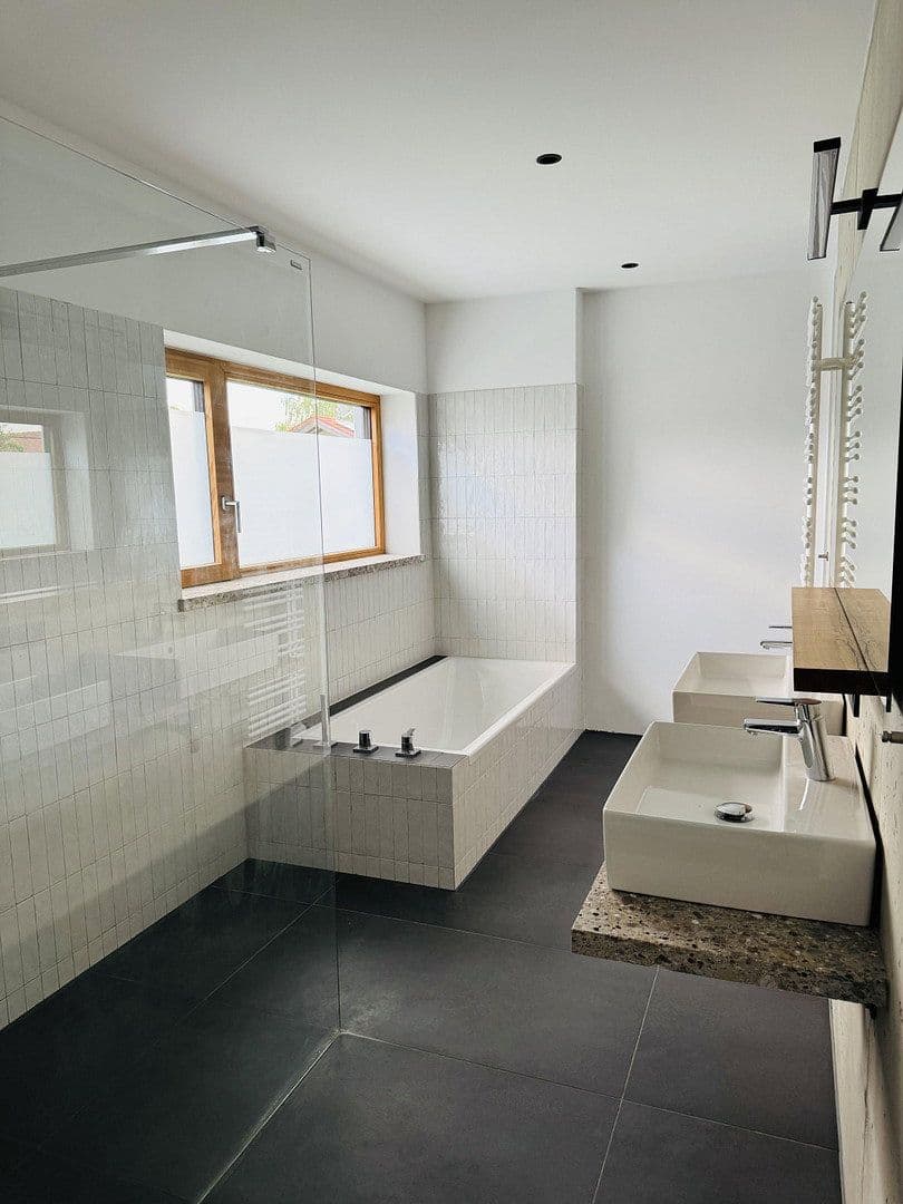 Prenájom domu 150 m², pozemok 160 m², Rosenheimer Str. 72b, Branneburg, Bavorsko Prenájom domu 150 m², pozemok 160 m², Rosenheimer Str. 72b, Branneburg, Bavorsko