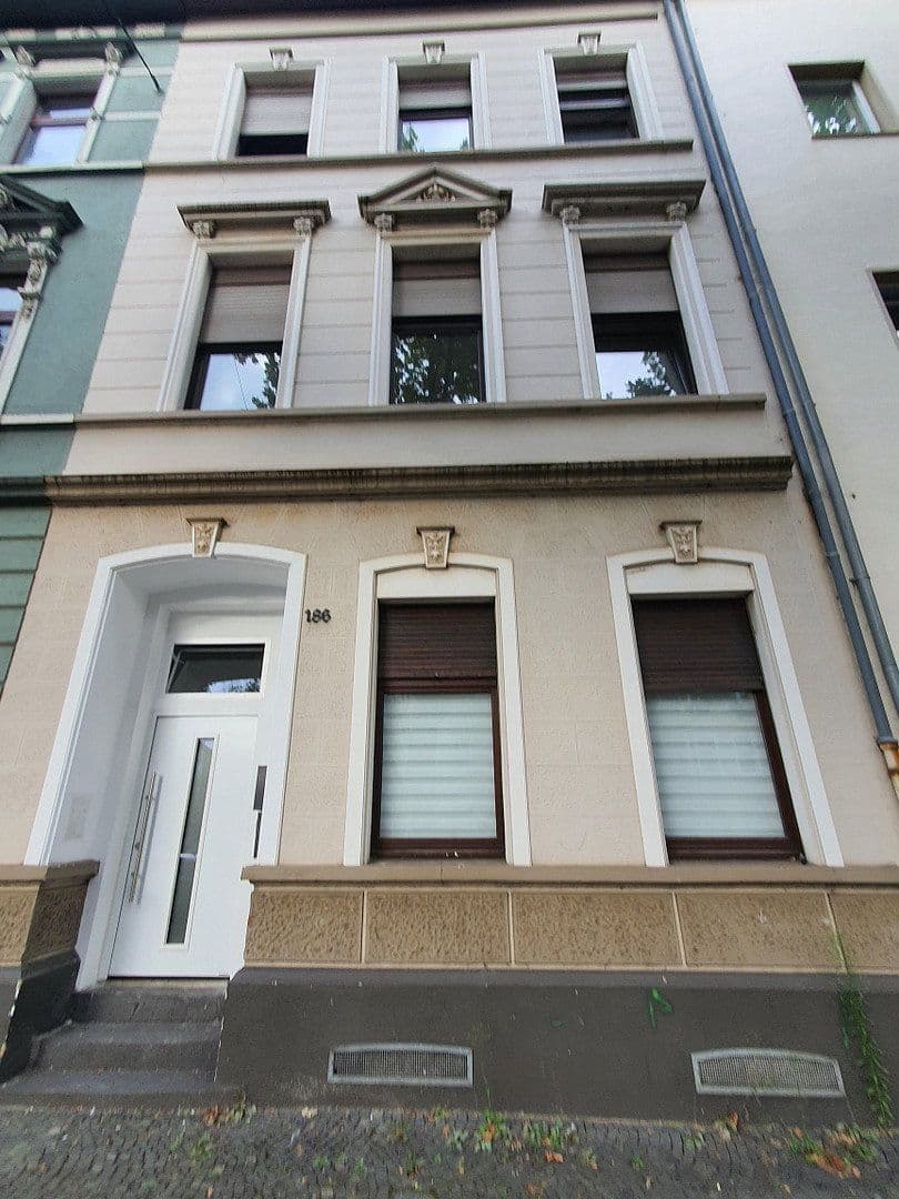 Predaj domu 315 m², pozemok 300 m², Kölnerstraße 186, Krefeld, Severné Porýnie - Westfálsko Predaj domu 315 m², pozemok 300 m², Kölnerstraße 186, Krefeld, Severné Porýnie - Westfálsko