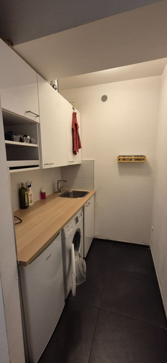 Prenájom bytu 1-izbový 38 m², Přístavní, Praha, Praha Prenájom bytu 1-izbový 38 m², Přístavní, Praha, Praha
