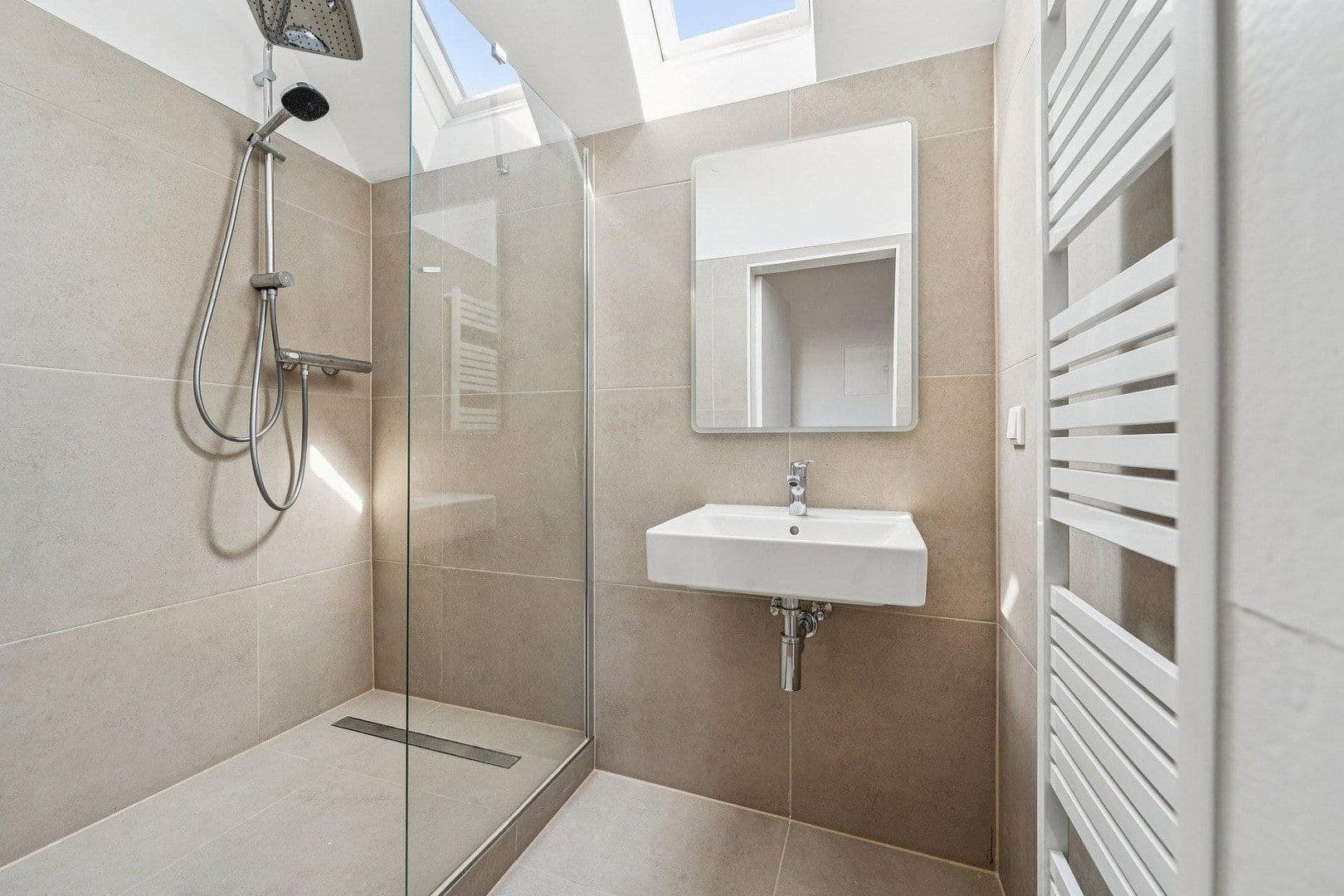 Predaj domu 593 m², pozemok 334 m², Krippstr 39, Düsseldorf, Severné Porýnie - Westfálsko Predaj domu 593 m², pozemok 334 m², Krippstr 39, Düsseldorf, Severné Porýnie - Westfálsko