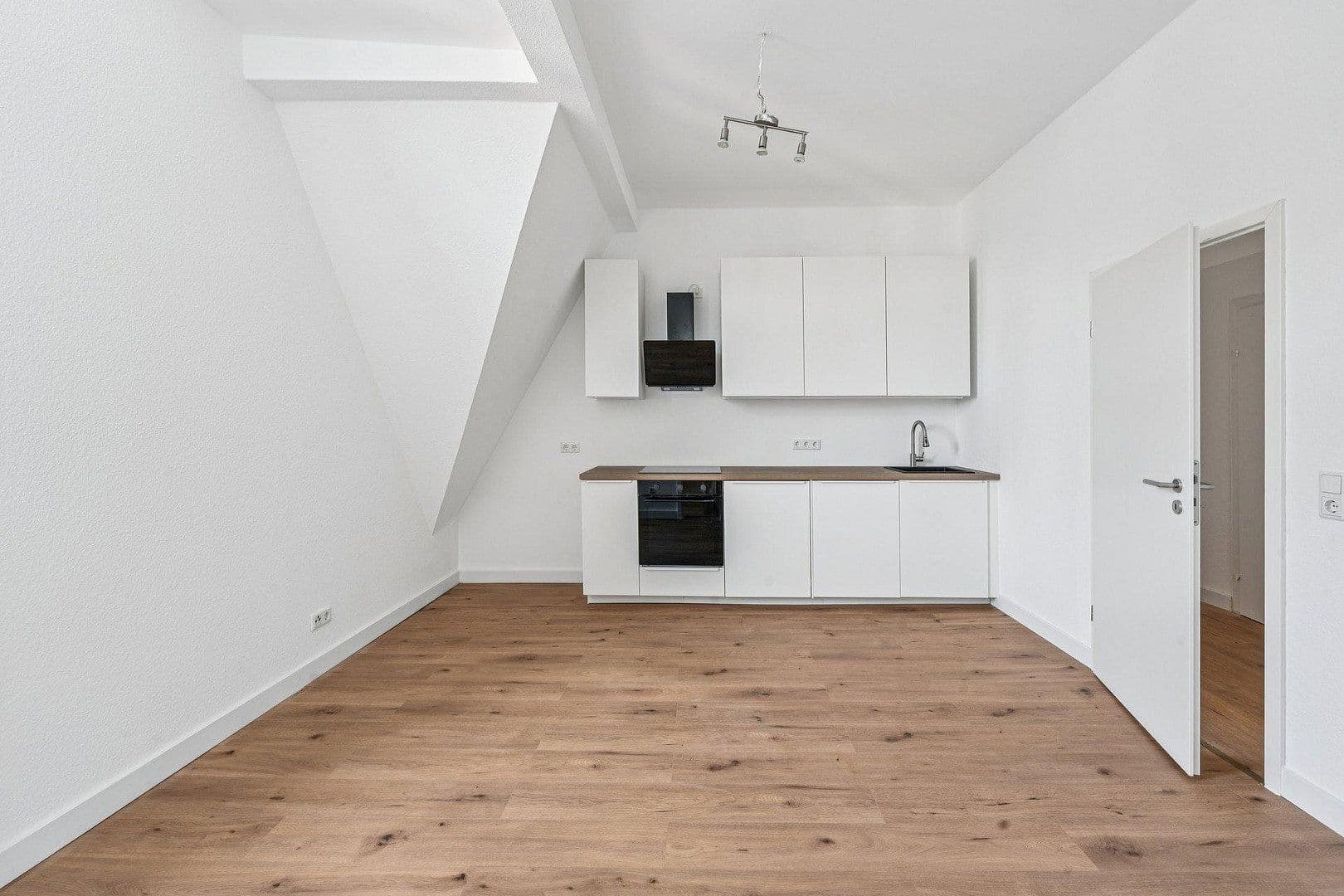 Predaj domu 593 m², pozemok 334 m², Krippstr 39, Düsseldorf, Severné Porýnie - Westfálsko Predaj domu 593 m², pozemok 334 m², Krippstr 39, Düsseldorf, Severné Porýnie - Westfálsko