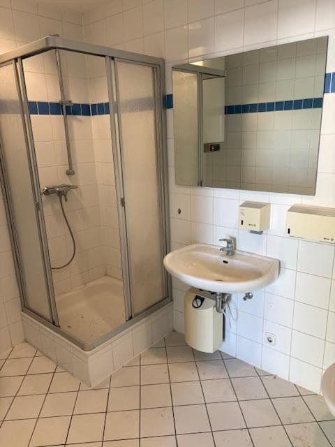 Prenájom kancelárie 246 m², Berner Str. 71, Frankfurt - Nieder-Eschbach, Hesensko Prenájom kancelárie 246 m², Berner Str. 71, Frankfurt - Nieder-Eschbach, Hesensko