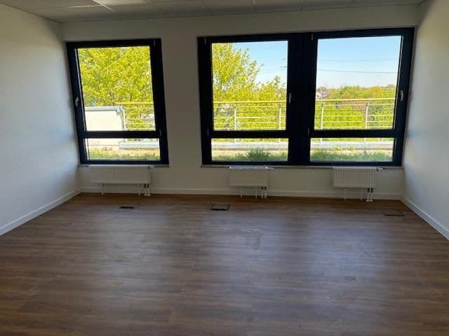 Prenájom kancelárie 246 m², Berner Str. 71, Frankfurt - Nieder-Eschbach, Hesensko Prenájom kancelárie 246 m², Berner Str. 71, Frankfurt - Nieder-Eschbach, Hesensko