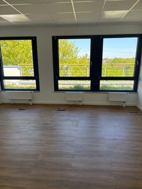 Prenájom kancelárie 246 m², Berner Str. 71, Frankfurt - Nieder-Eschbach, Hesensko Prenájom kancelárie 246 m², Berner Str. 71, Frankfurt - Nieder-Eschbach, Hesensko