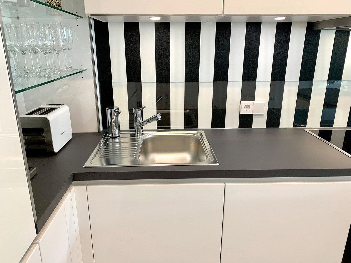 Prenájom bytu 2-izbový 70 m², Albertus Magnus Str. 48, Leonberg, Bádensko-Wurttembersko Prenájom bytu 2-izbový 70 m², Albertus Magnus Str. 48, Leonberg, Bádensko-Wurttembersko