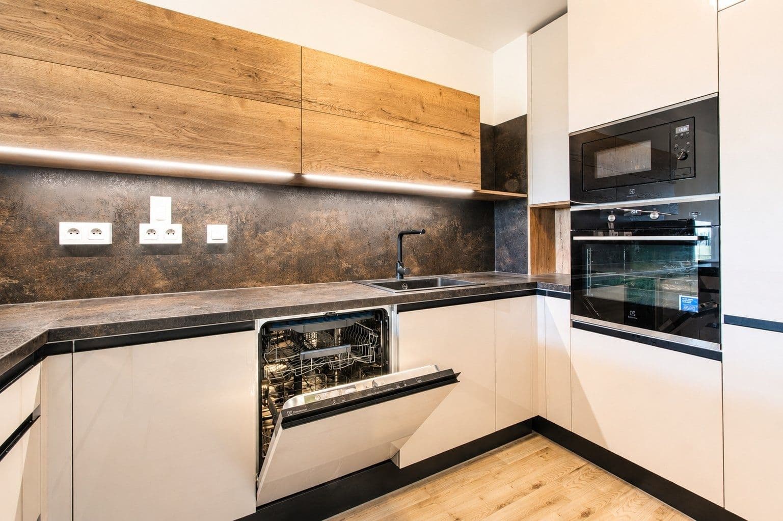 Prenájom bytu 2-izbový 60 m², Velvarská, Horoměřice, Středočeský kraj Prenájom bytu 2-izbový 60 m², Velvarská, Horoměřice, Středočeský kraj