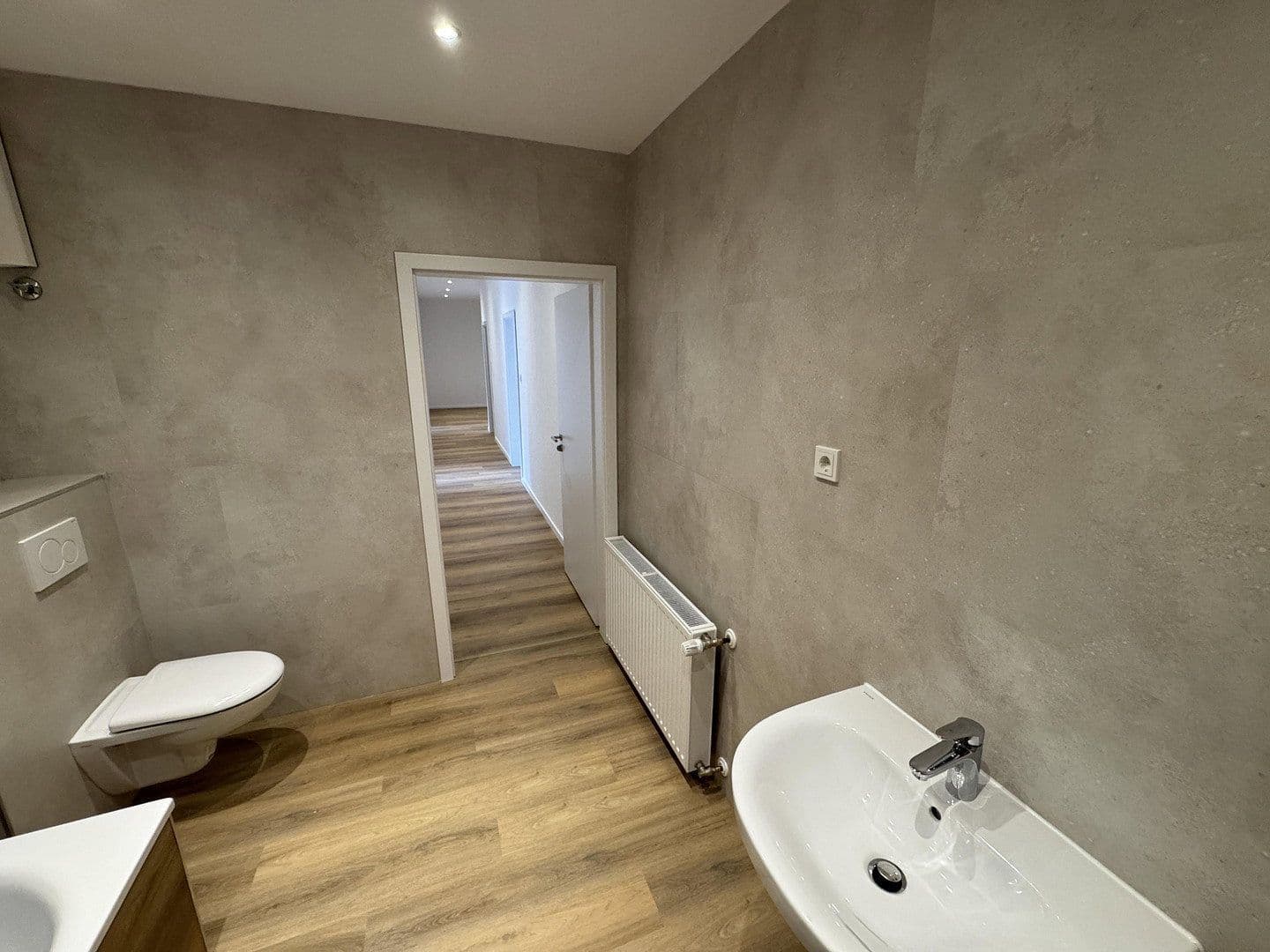 Prenájom bytu 3-izbový 105 m², Bahnhofstraße 4, Wiedensahl, Dolné Sasko Prenájom bytu 3-izbový 105 m², Bahnhofstraße 4, Wiedensahl, Dolné Sasko