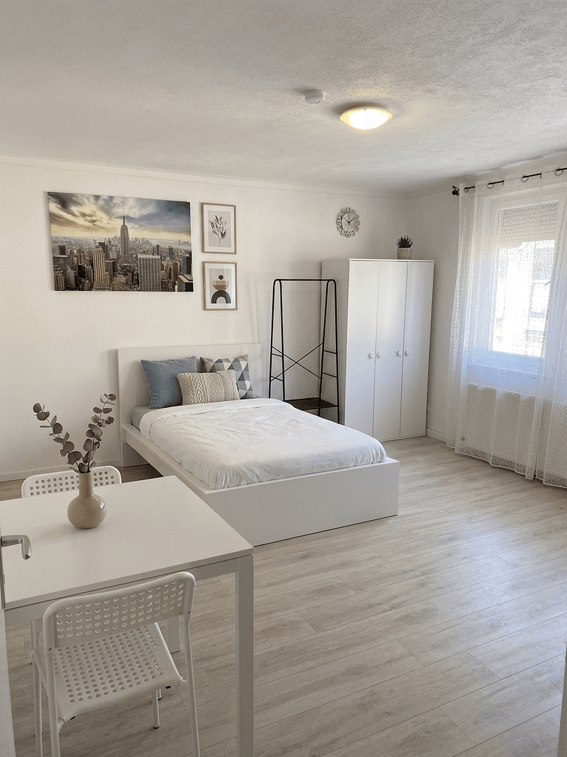 Prenájom bytu 3-izbový 60 m², Kirchtalstr. 24, Stuttgart, Bádensko-Wurttembersko Prenájom bytu 3-izbový 60 m², Kirchtalstr. 24, Stuttgart, Bádensko-Wurttembersko