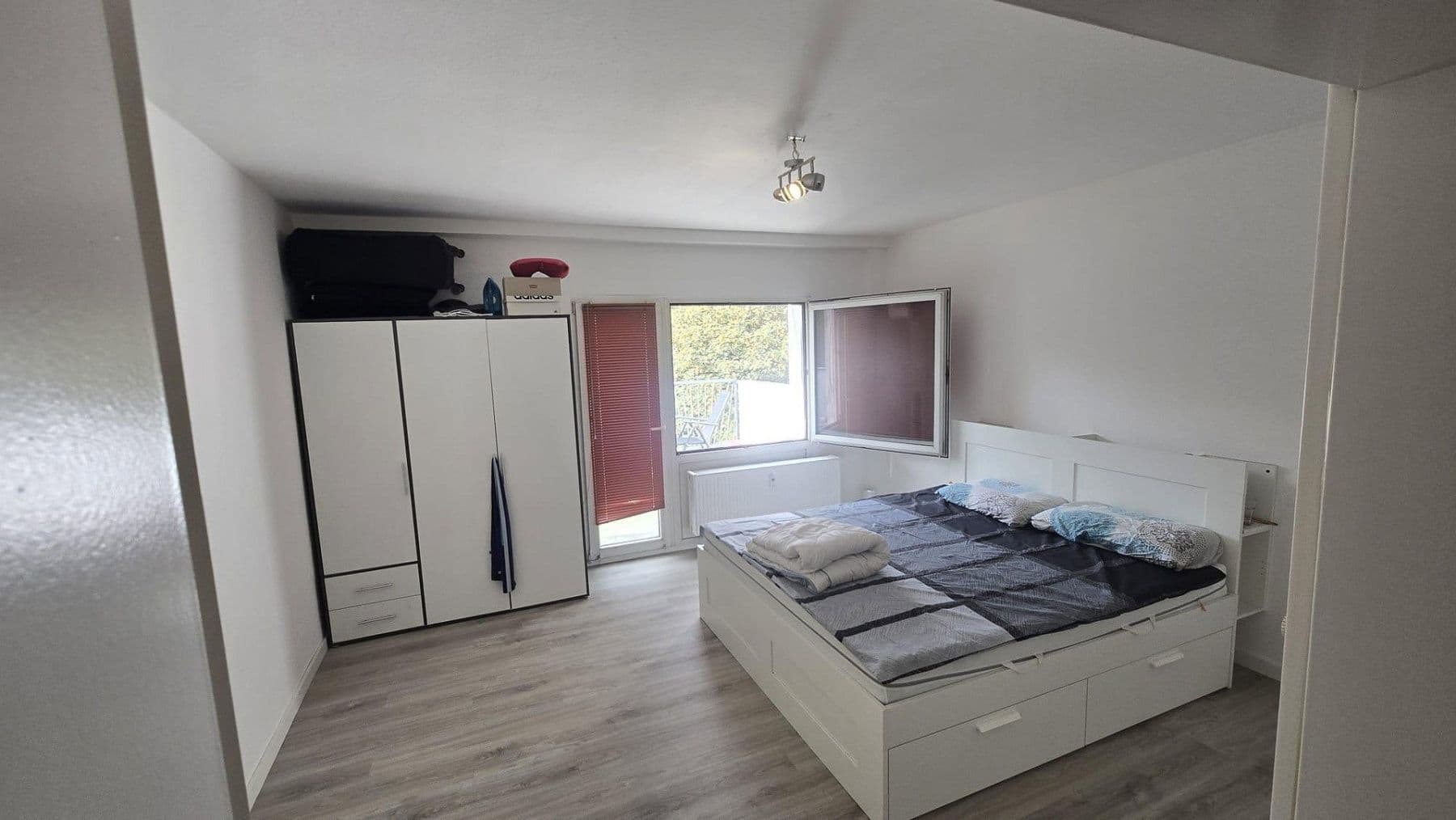 Prenájom bytu 3-izbový 105 m², Ittertalstraße 138, Solingen, Severné Porýnie - Westfálsko Prenájom bytu 3-izbový 105 m², Ittertalstraße 138, Solingen, Severné Porýnie - Westfálsko