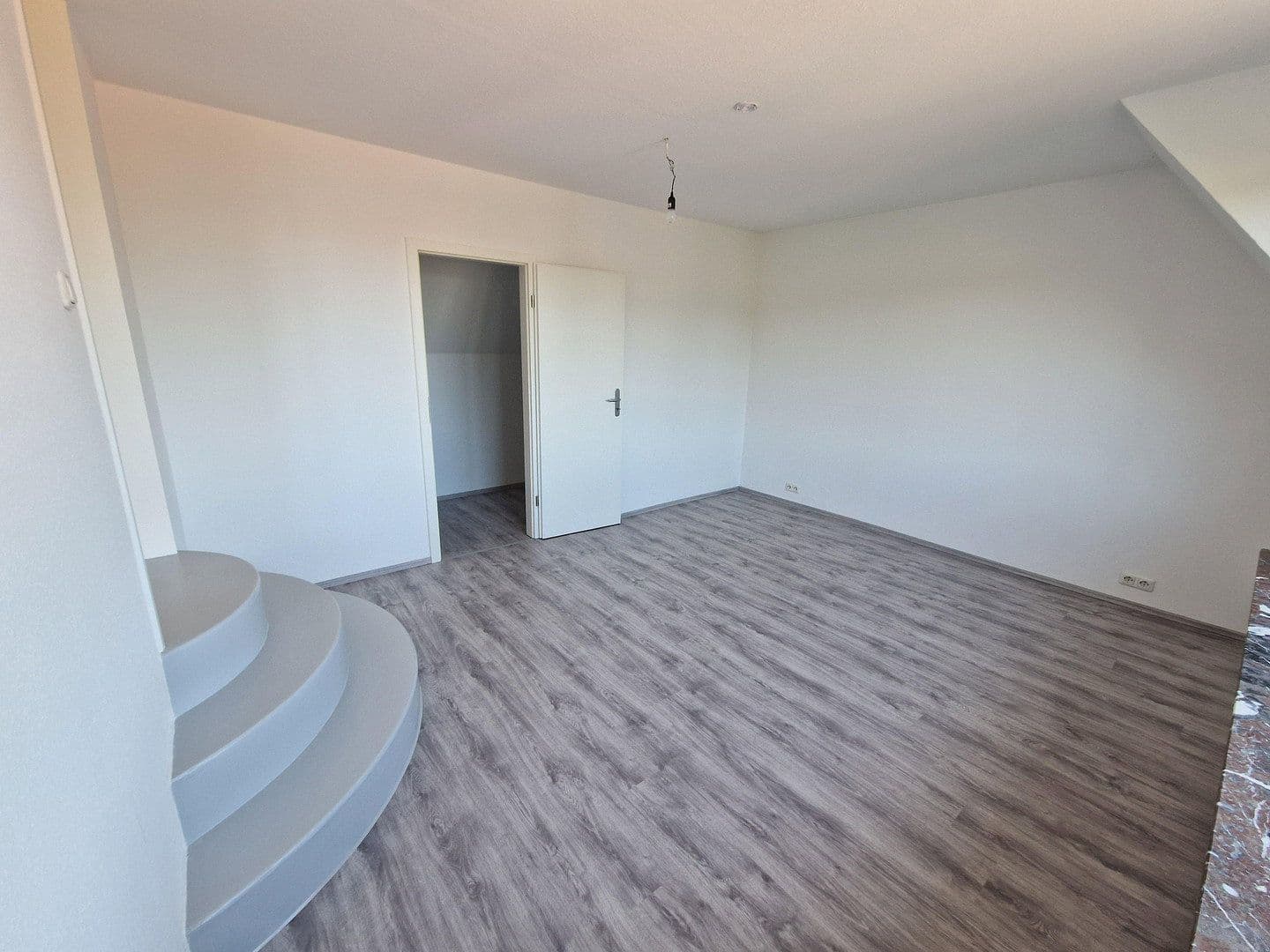 Prenájom bytu 5-izbový 125 m², Hamburg, Hamburg Prenájom bytu 5-izbový 125 m², Hamburg, Hamburg